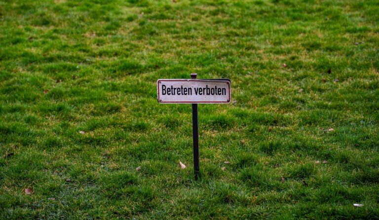 The sign says "betreten verboten."