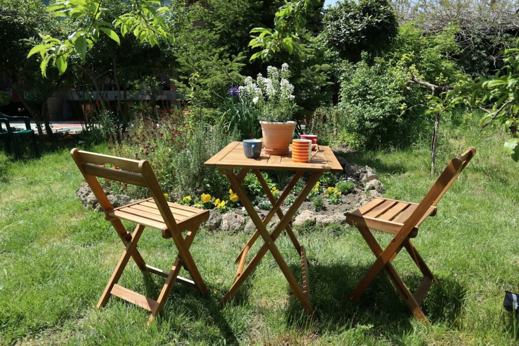 a table and chairs in a yard