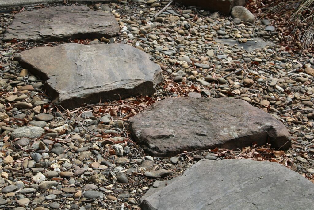 Stone steps lead along a gravel path.