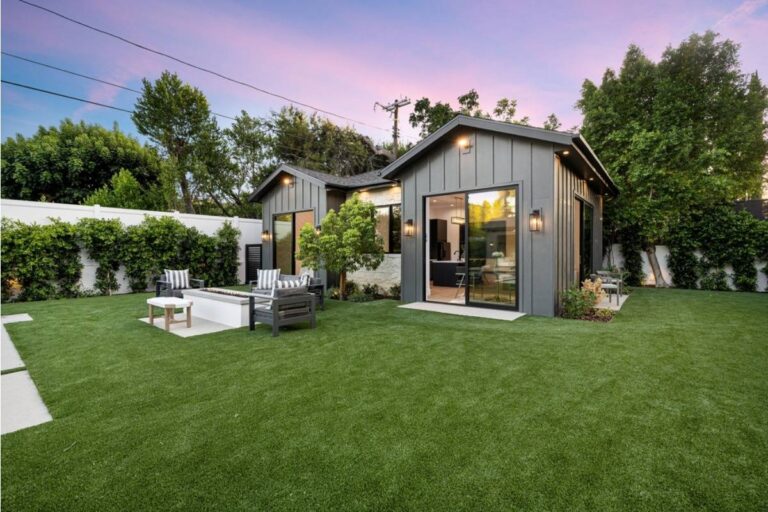 Gardener Says Her “Dark-Themed” Front Yard Is Making Neighbors Uncomfortable, Now People Are Complaining — “They Say It’s Creepy and Scaring Their Kids”