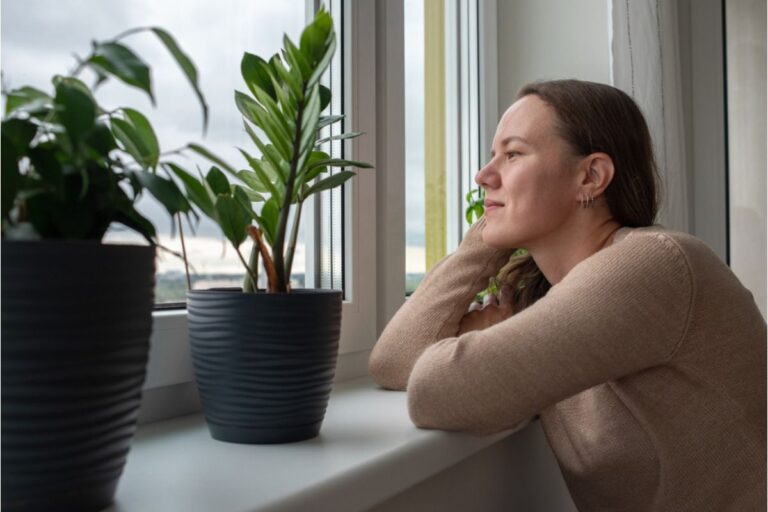 Gardener Says She Can’t Enjoy Her Backyard Anymore After One Change Next Door, “It Doesn’t Feel Like My Space”