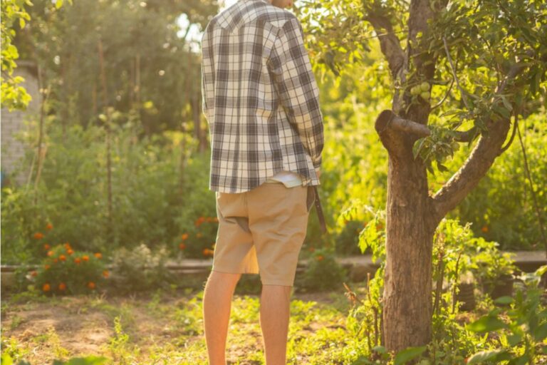 Homeowner Says He Uses His Backyard Instead of the Bathroom When He’s Outside, Now His Wife Says It’s “Disgusting,” And Gardeners Are Divided
