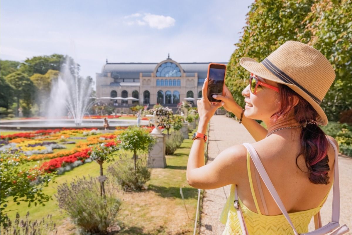 Gardener Says Her Front Yard Vegetables Became a Local Landmark, Now Tourists and Delivery Drivers Keep Stopping to Take Pictures
