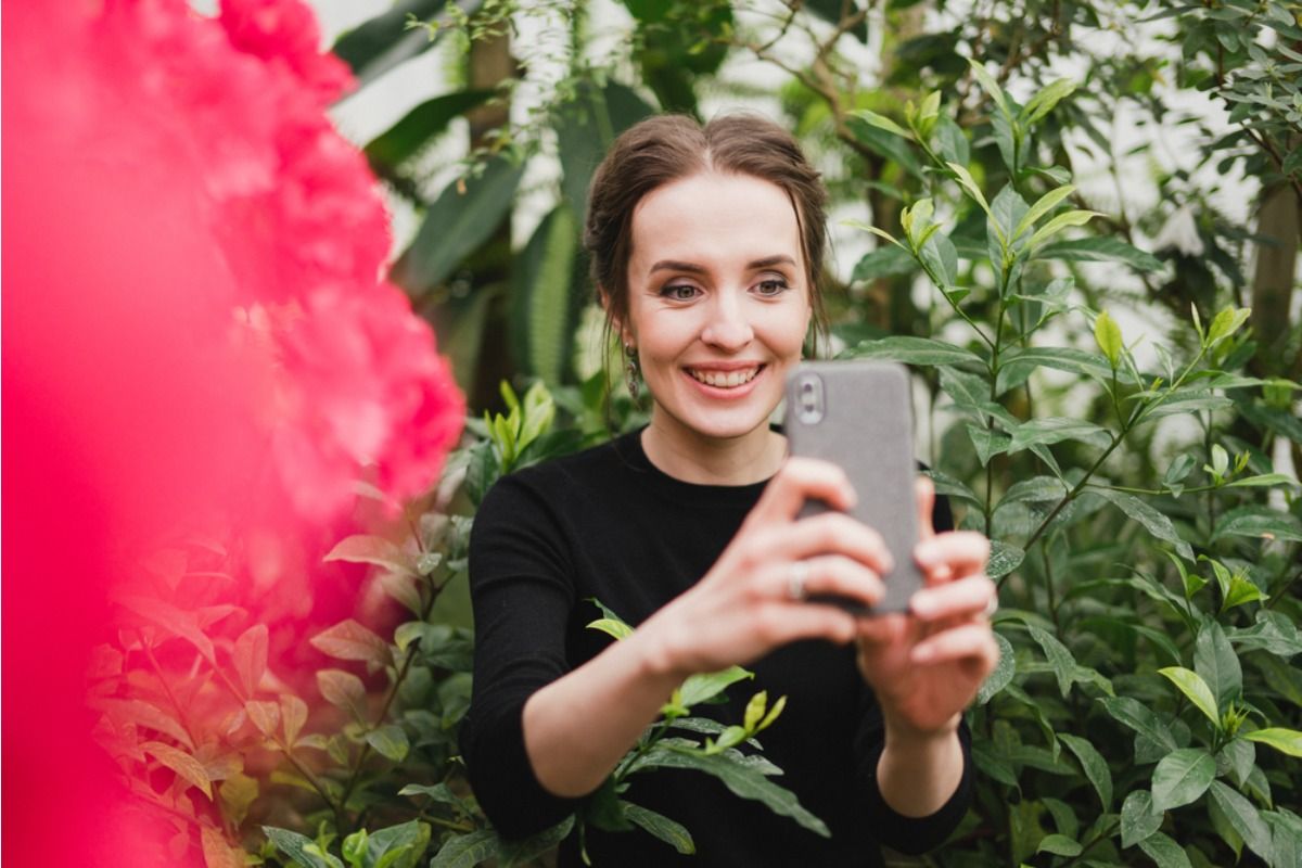 Gardener Says Her Garden Became a Community Photo Spot, Now She’s Considering Fencing It Off After Too Many Uninvited Visitors