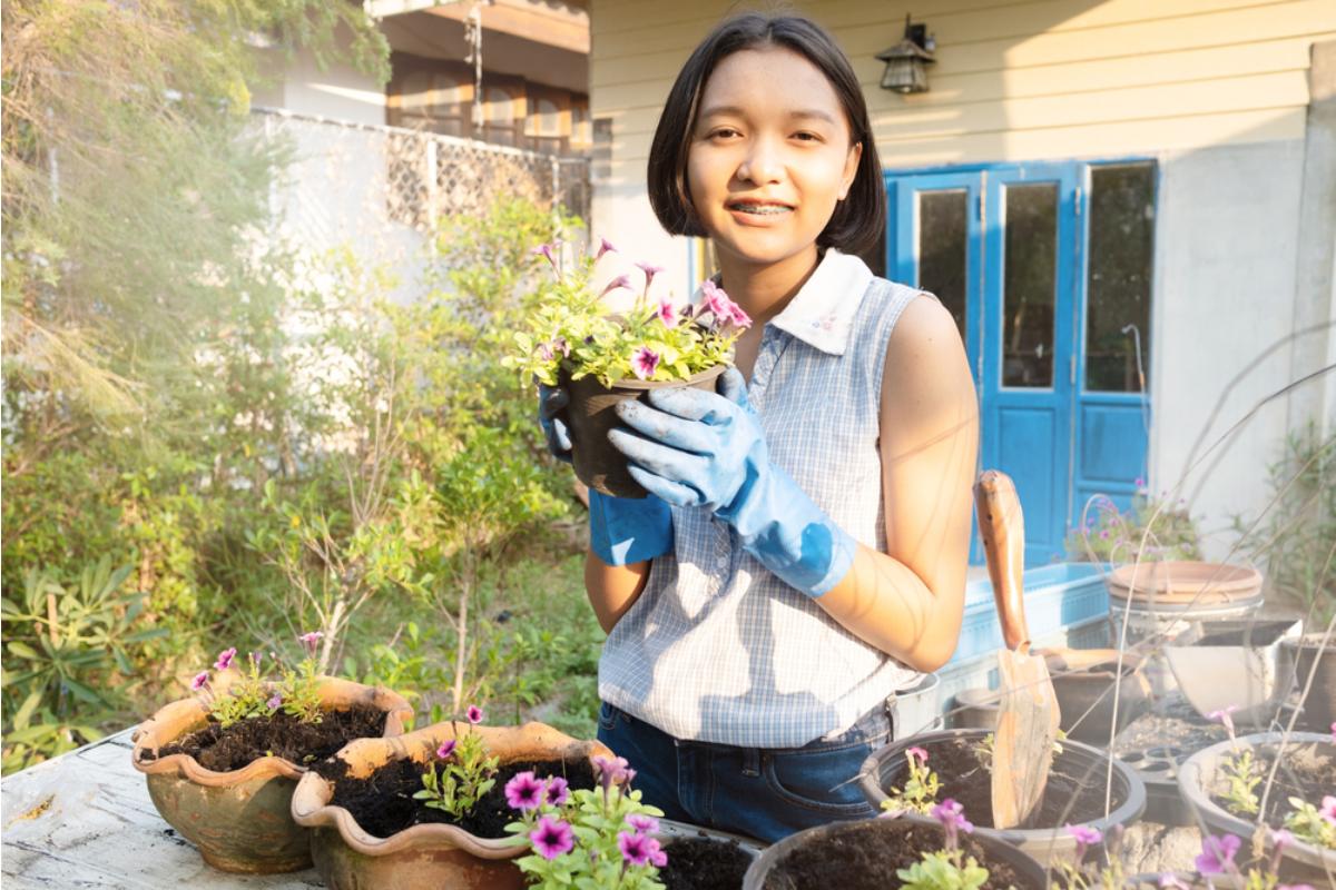 Gardener Says Someone Keeps Leaving Mystery Plants in Her Yard Overnight, Now She’s Worried About What Might Start Growing