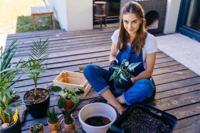 Gardener Says Someone in Her Neighborhood Keeps Leaving Anonymous Notes About Her “Messy” Vegetable Garden, Now She’s Refusing to Change It