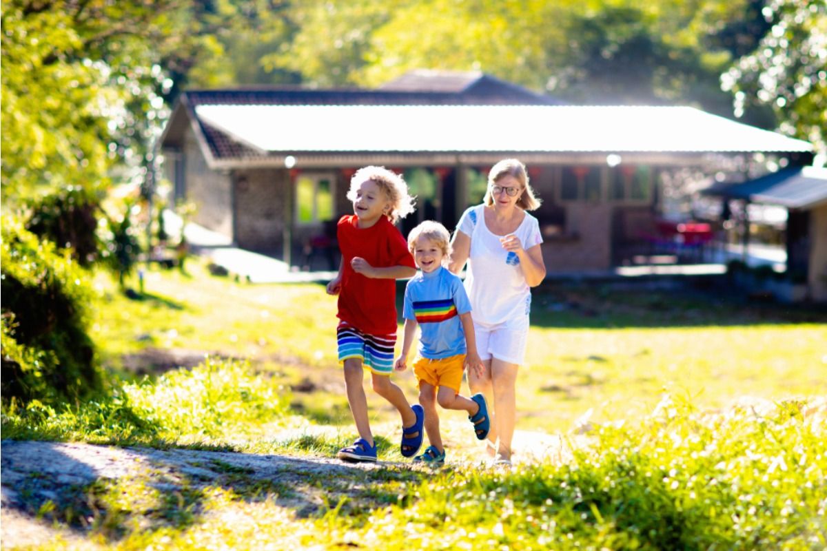 Homeowner Says His Backyard Garden Became So Popular With Local Kids That Parents Started Treating It Like a Weekend Attraction