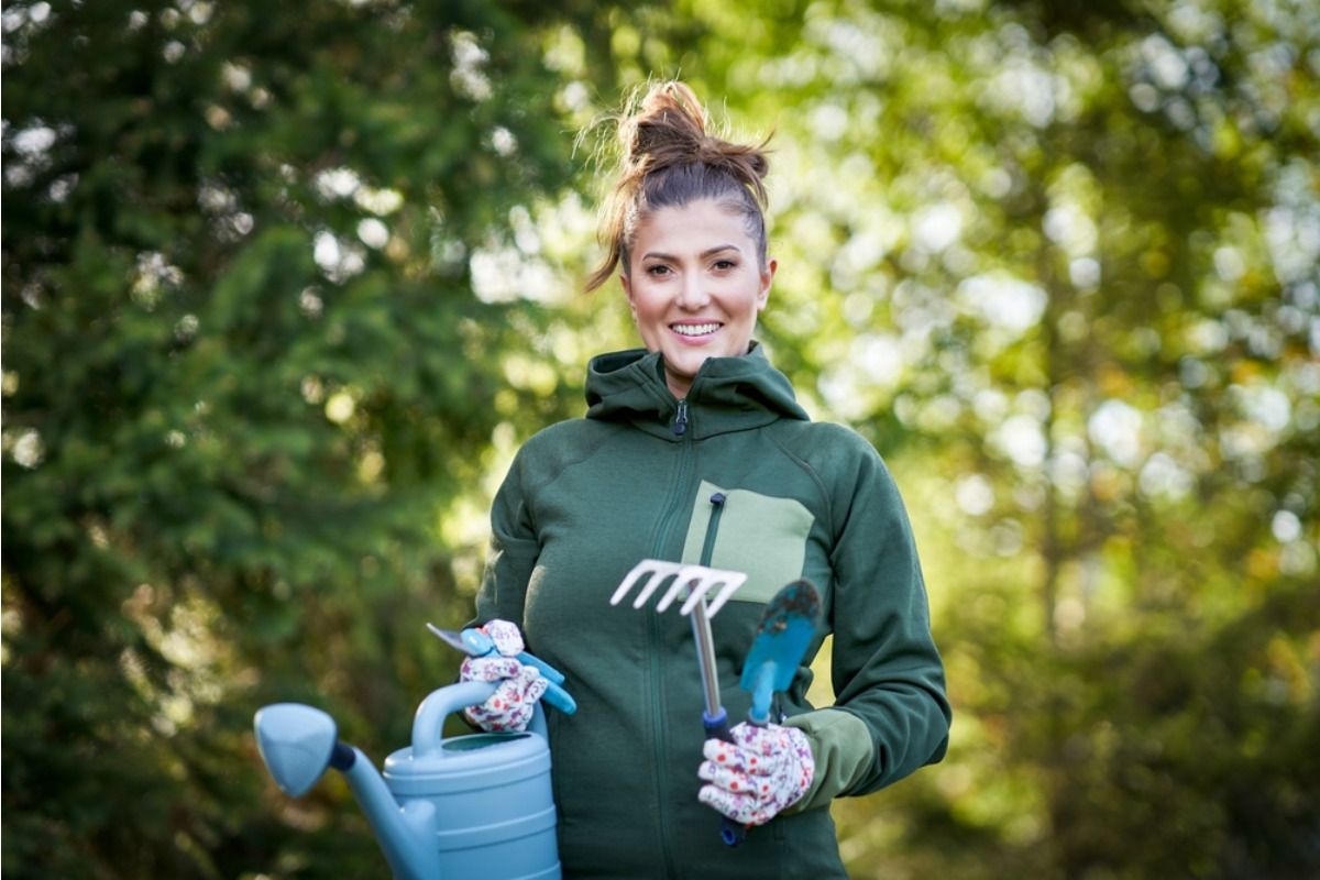 Homeowner Says His Neighbor Keeps Borrowing Gardening Tools and Returning Them Dirty or Broken, Now He’s Locking Everything Away