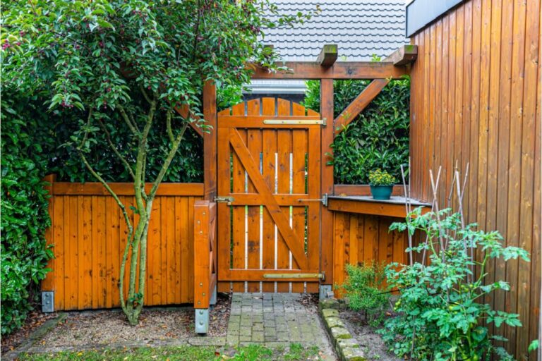 Homeowner Says Neighbors Started Treating His Backyard Garden Like a “Community Space,” Now He’s Locking the Gate and People Are Angry