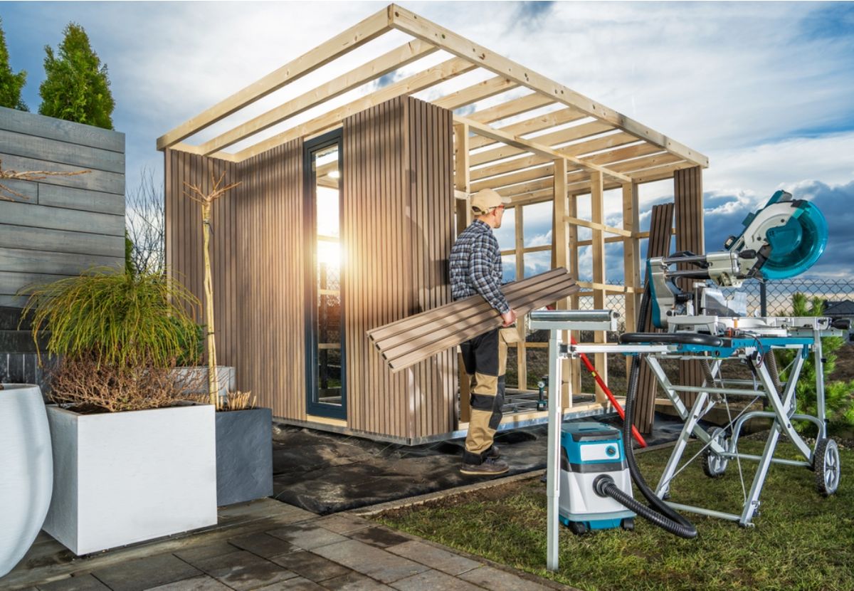 Gardener Says Her Neighbor Built a Shed That Now Blocks the Only Sunny Spot in Her Yard, Now Her Entire Growing Season Is in Jeopardy