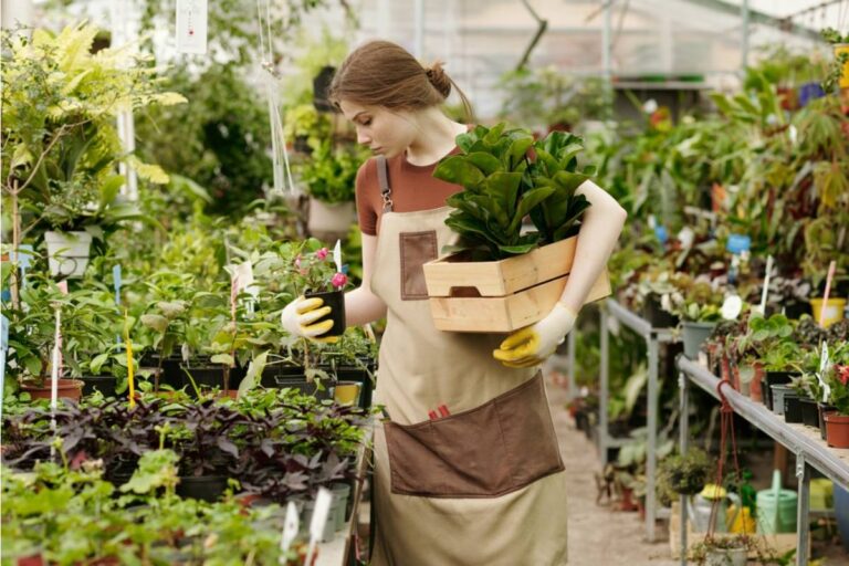 Gardener Says Her Plants Grow Better When Neighbors Stop Offering Advice, And It’s Starting a Debate About “Helpful” Gardening Tips