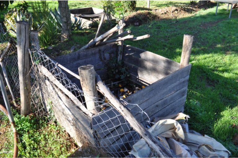 Gardeners Are Using Shared Compost Systems Between Multiple Homes, And One Mistake Is Causing Problems Across the Entire Street