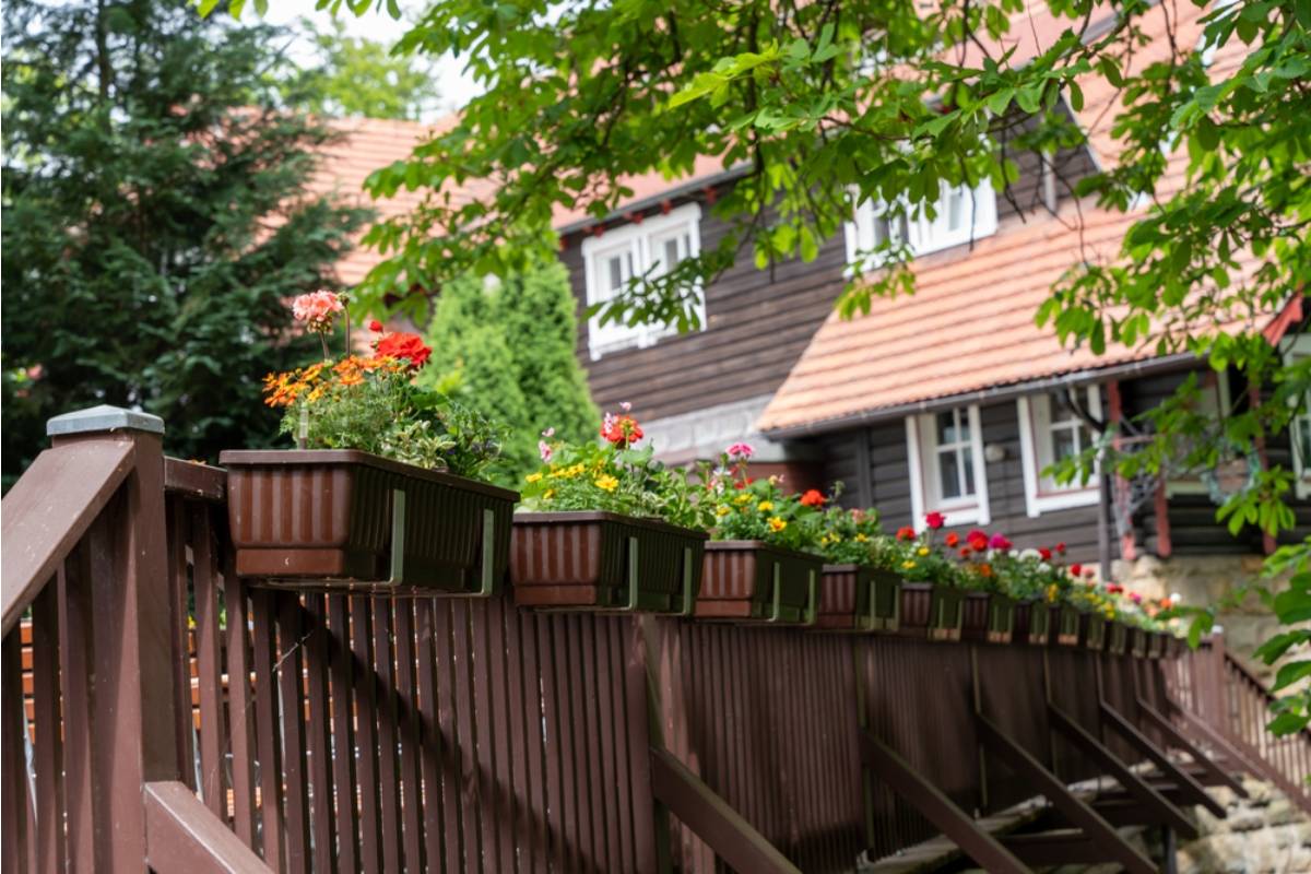 Homeowner Says Her Neighbor Decorated the Shared Fence With Hanging Planters Without Asking, Now the Weight Is Pulling the Posts and Nobody Wants to Pay for Repairs