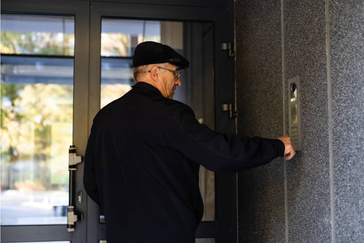 Homeowner Says His Neighbor Started Ringing the Doorbell Whenever a Package Arrived for the Garden, Now He Feels Like He’s Being Monitored