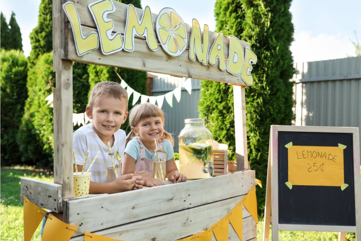 Gardener Says a Neighbor's Kids Set Up a Lemonade Stand Directly in Front of Her Garden, Now Customers Keep Trampling the Border Plants