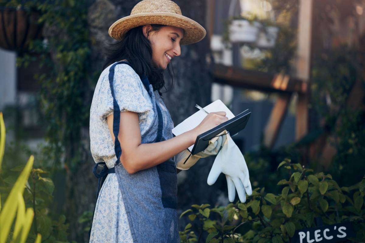 Homeowner Says Her Neighbor Convinced Her to Share a Garden Journal Documenting Ten Years of Growing Notes, Then Published It as an E-Book Online Under a Different Name