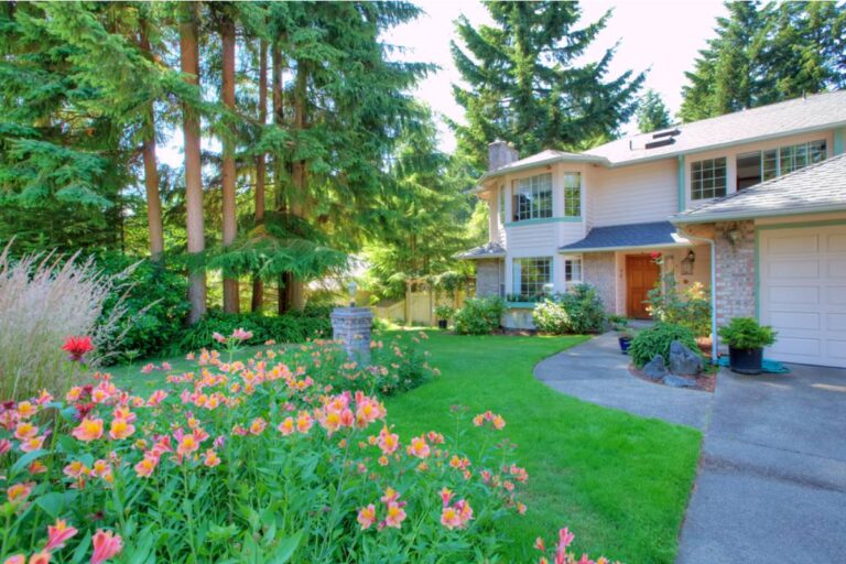 Gardener Says She Built a Stunning Front Yard Garden Over Five Years, Then Found Out Her Landlord Has Been Showing It to Prospective Tenants as a Selling Point Without Offering a Rent Reduction