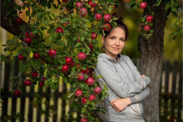 Gardener Says She Spent an Entire Spring Nursing a Dying Apple Tree Back to Health for a Neighbor Who Was Too Elderly to Care for It, Then His Family Sold the House and the New Owners Cut It Down Within a Week
