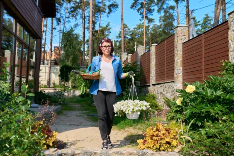 Gardener Says She Spent Three Seasons Growing a Full Cutting Garden Specifically to Sell Bouquets at the Farmers Market, Then a Neighbor Started an Identical Stall Two Tables Down Using Cuttings She Recognized as Her Own