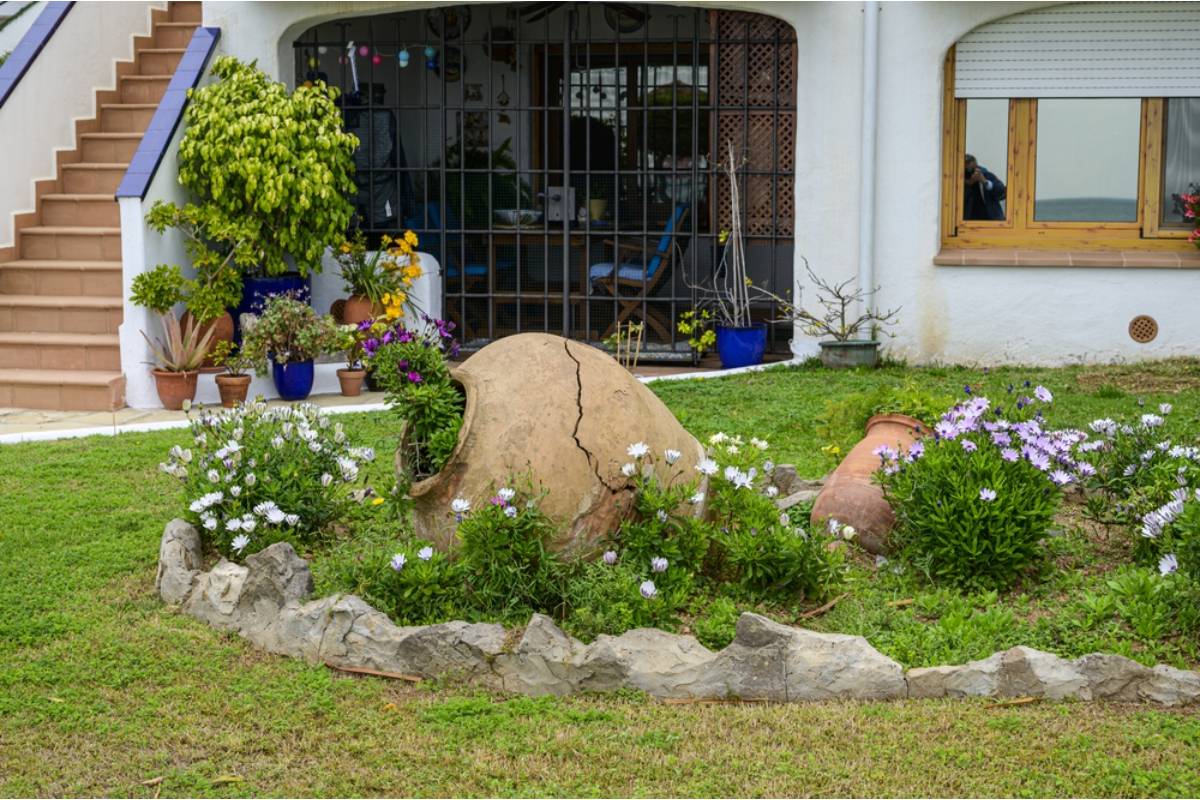 Homeowner Says Her Neighbor Called Her Front Yard Garden "An Eyesore" for Two Years, Then Asked for Cuttings the Moment a Local Blog Featured It