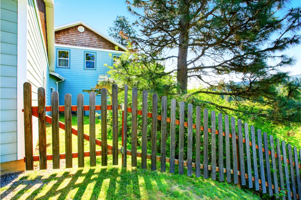 Homeowner Says Her Neighbor Tore Apart Two Fence Panels and Dropped Them Into Her Garden, Then a Seven-Year Boundary Dispute Took an Unexpected Turn