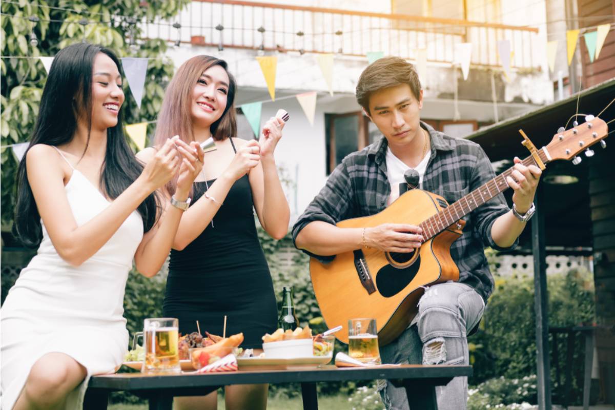 Homeowner Says Her Niece Offered to Housesit During Chemotherapy, Then Let a Boyfriend's Band Rehearse in the Backyard All Week
