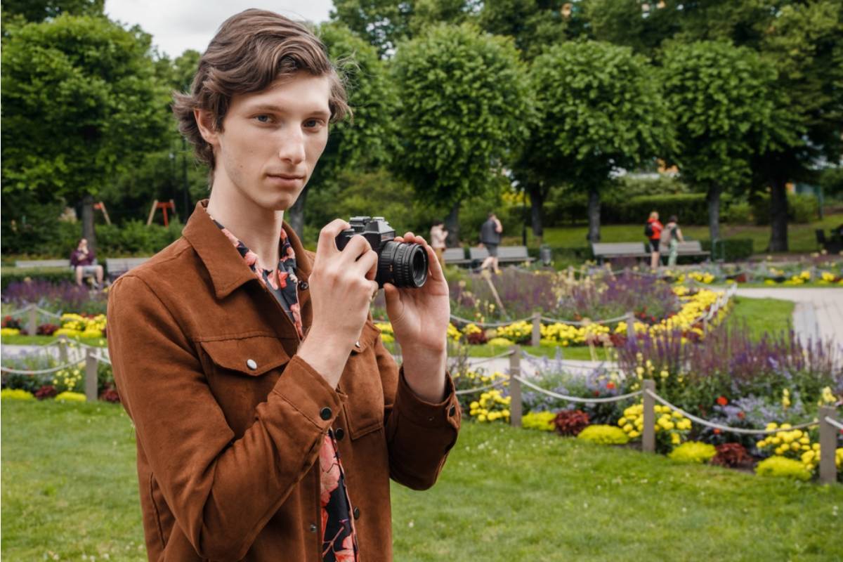 Gardener Says a Neighbor's Home Photography Business Has Been Booking Mini Sessions in Her Garden During the Two Weeks It's in Full Bloom