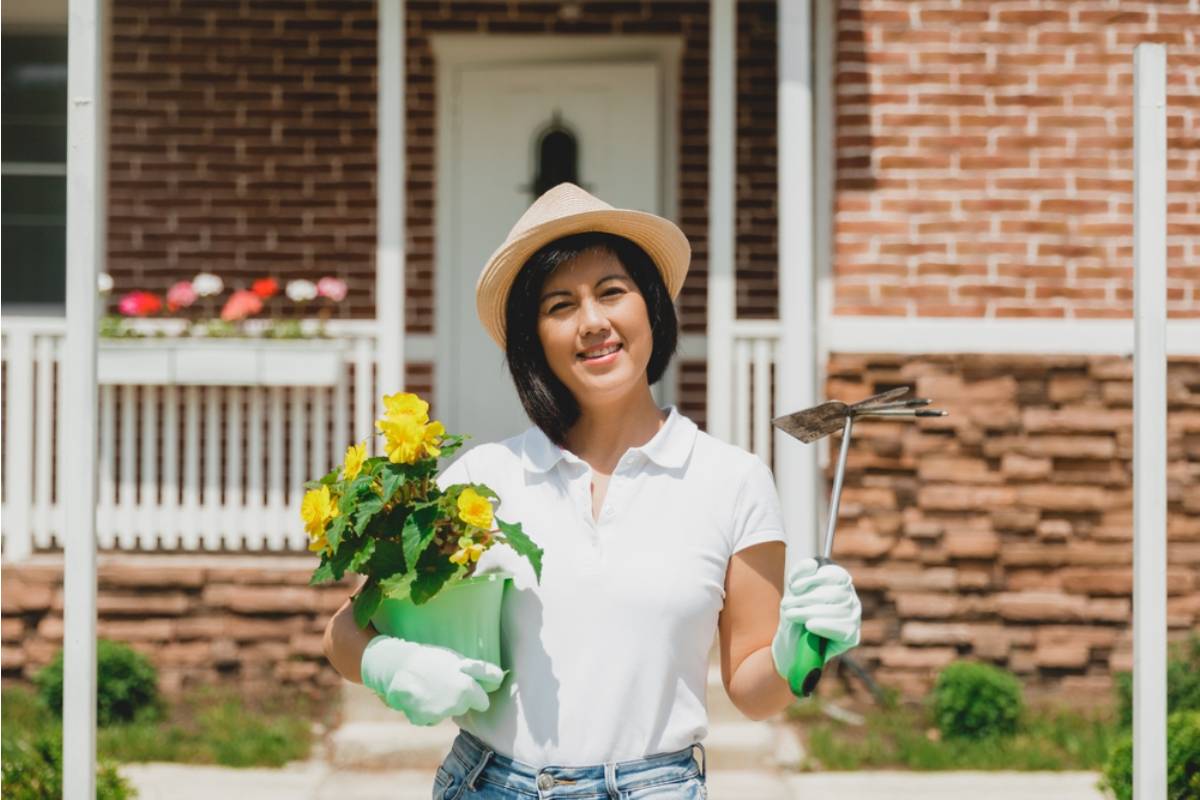 Homeowner Says a Reckless Driver Kept Flying Through the Neighborhood, So She Turned His Perfect Lawn Into a Minty Summer Project
