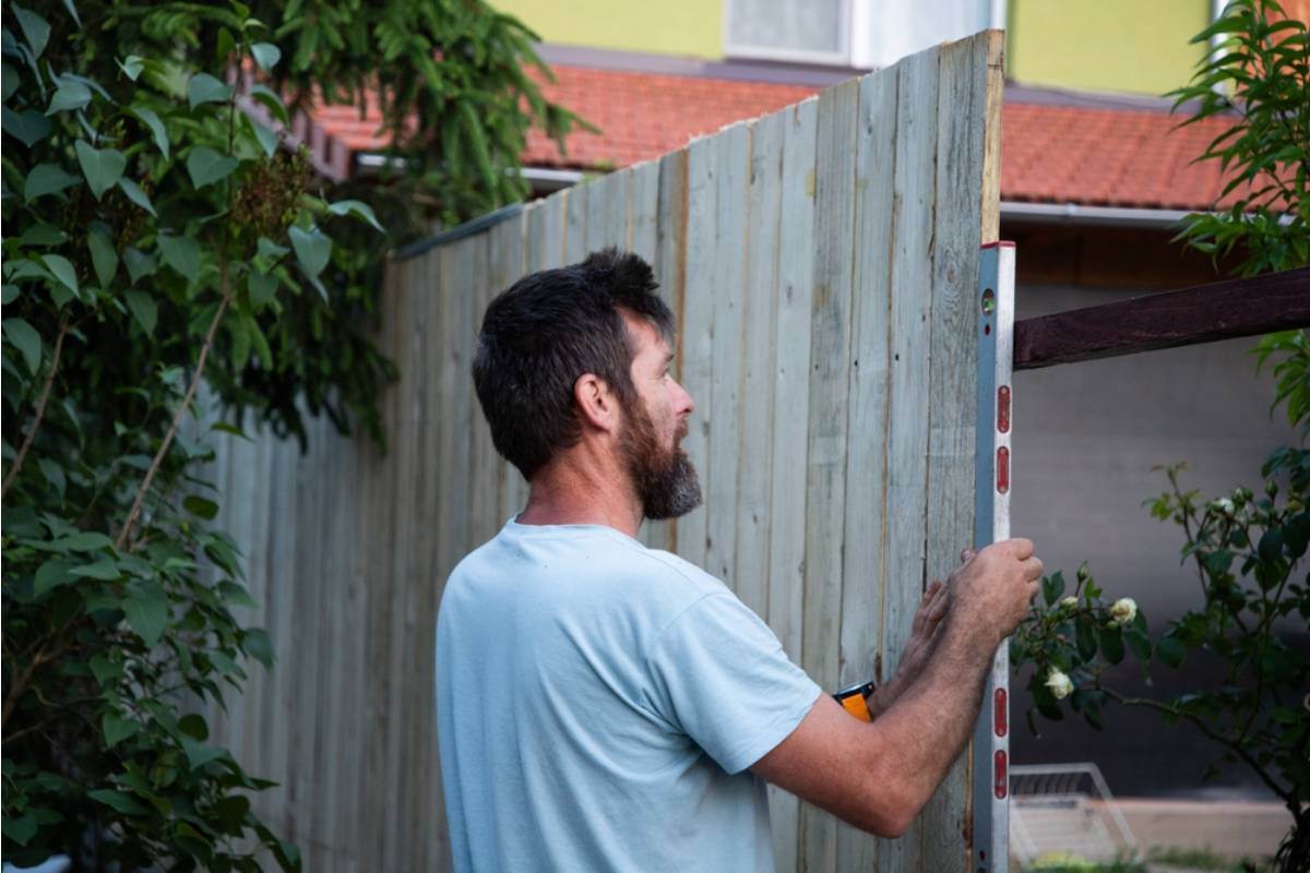 A Small Mistake by a Fence Company Ended Up Exposing Something Her Neighbor Had Been Hiding for Fifteen Years