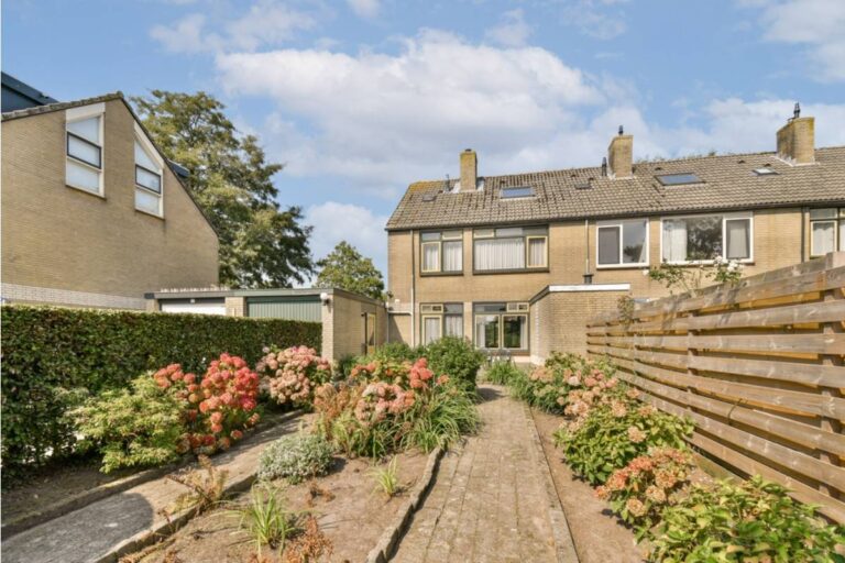 Homeowner Says New Neighbors Took Over Her Shared Garden Space, Then a Police Report Helped Expose the Crowded Apartment Next Door