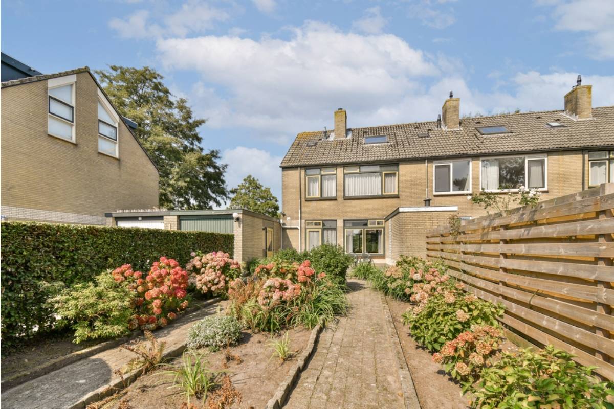 Homeowner Says New Neighbors Took Over Her Shared Garden Space, Then a Police Report Helped Expose the Crowded Apartment Next Door
