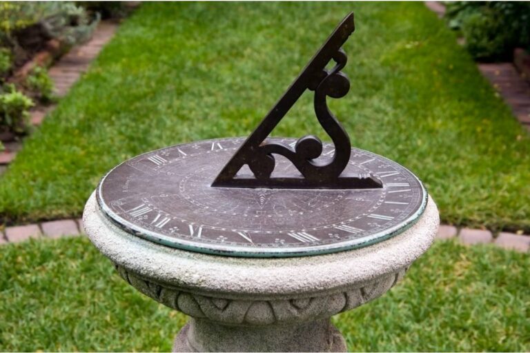 She Refused to Remove a Cracked Sundial From Her Garden for Twenty Years, Until a Stranger Recognized It From an Old Family Auction