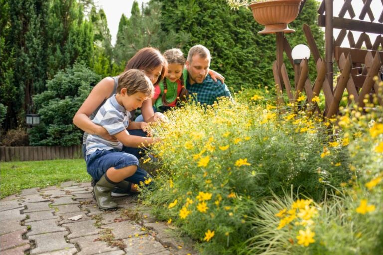 A Daycare Garden Photo Shoot Took a Sharp Turn After One Mother Told a Little Girl Her Glasses Were Making Her Less Pretty