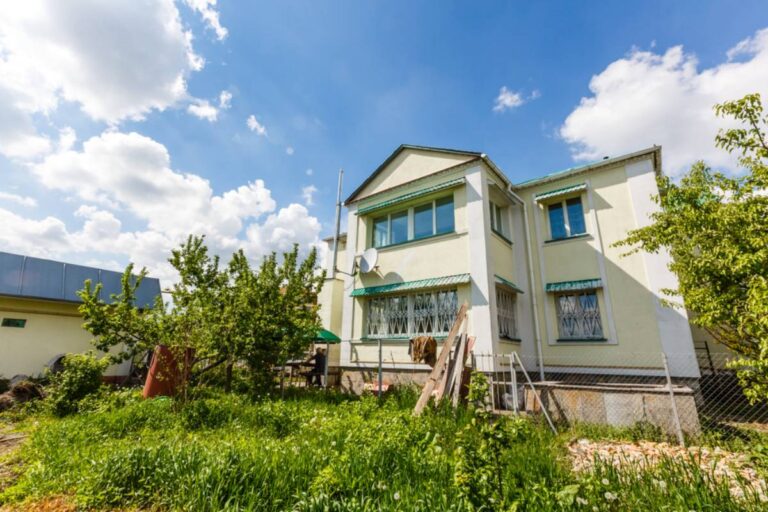 A Family Moved Into a Neglected House With a Huge Garden, Then Their New Pool Turned the Quiet Street Into a Neighborhood Debate