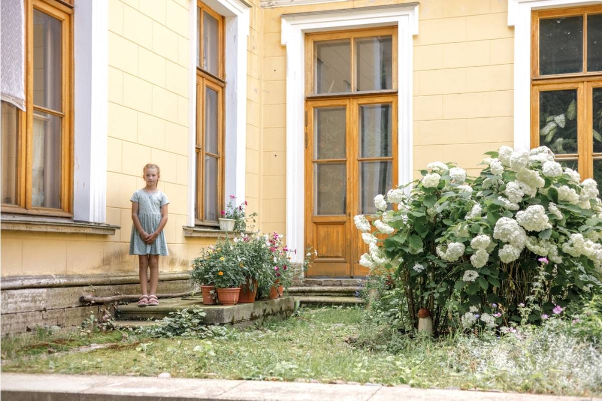 A Family Thought Their New Garden Fence Would Bring Privacy, Then the Little Girl Next Door Started Appearing Every Time They Stepped Outside
