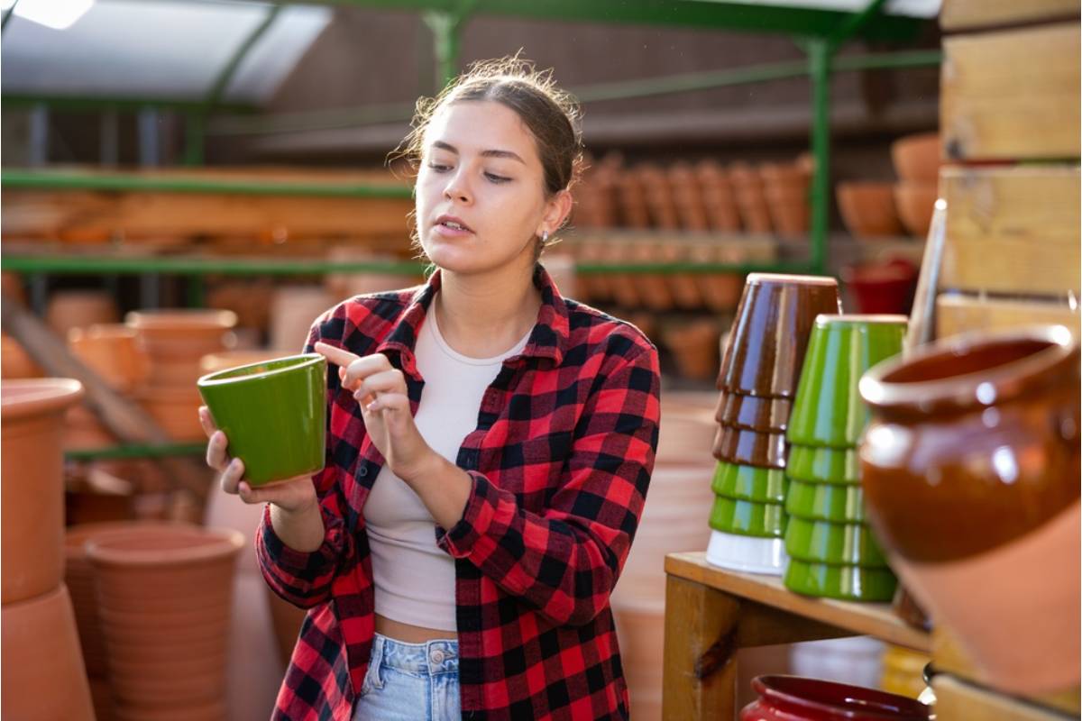 A Woman Picked Up a Few Holiday Garden Supplies at a Discount Store, Then Two Shoppers Behind Her Lost Their Patience