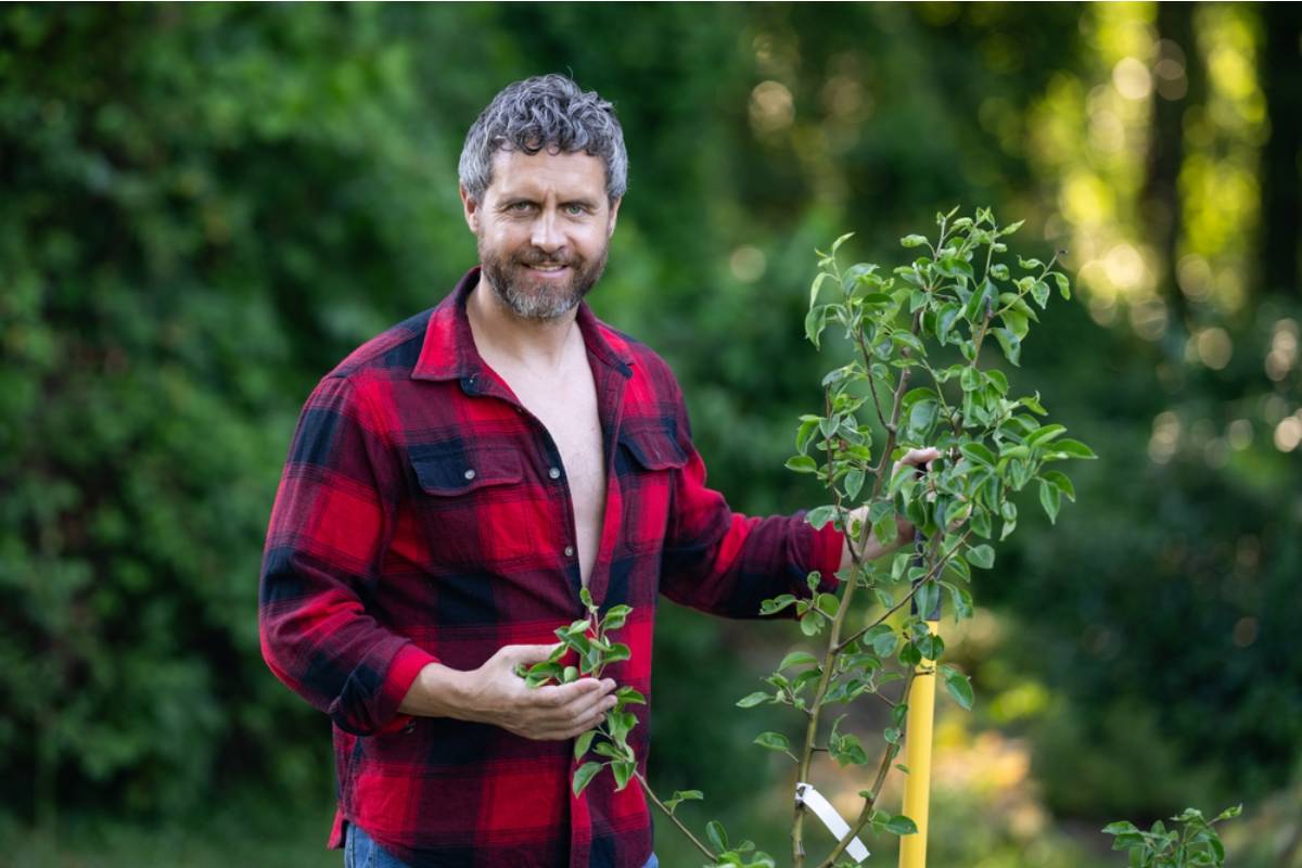 He Dreamed of Becoming a Stay-at-Home Husband, Until He Realized His Ideal Life Was Hidden in the Garden All Along