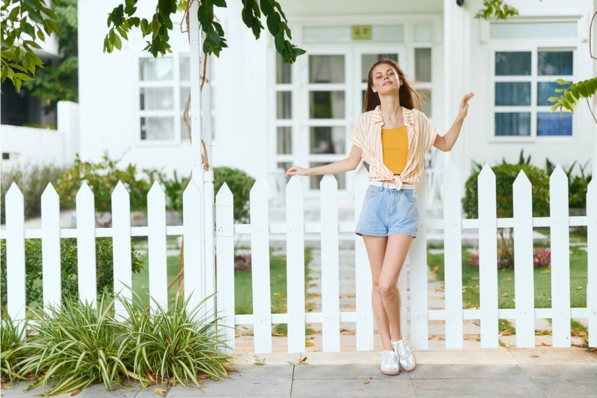 Homeowner Says She Finally Built a Privacy Fence Around Her Garden, Then Her Neighbor Started Celebrating With Screaming and Car Alarms