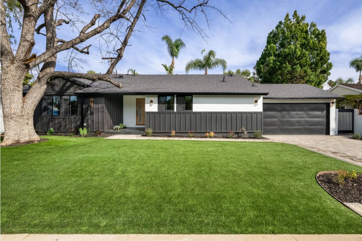 Homeowner Says a Music Night Regular Drove Onto Her Manicured Lawn to Avoid Parking Trouble, Then His Car Spent the Night Covered in a Very Permanent Warning
