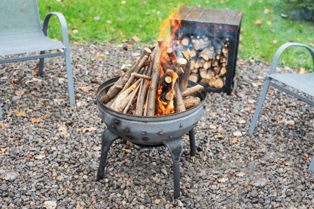 Homeowner Says He Lit a Small Fire Pit in His Garden on a Hot Summer Evening, Then His Neighbor Stormed Over to Complain About Laundry Hanging Outside