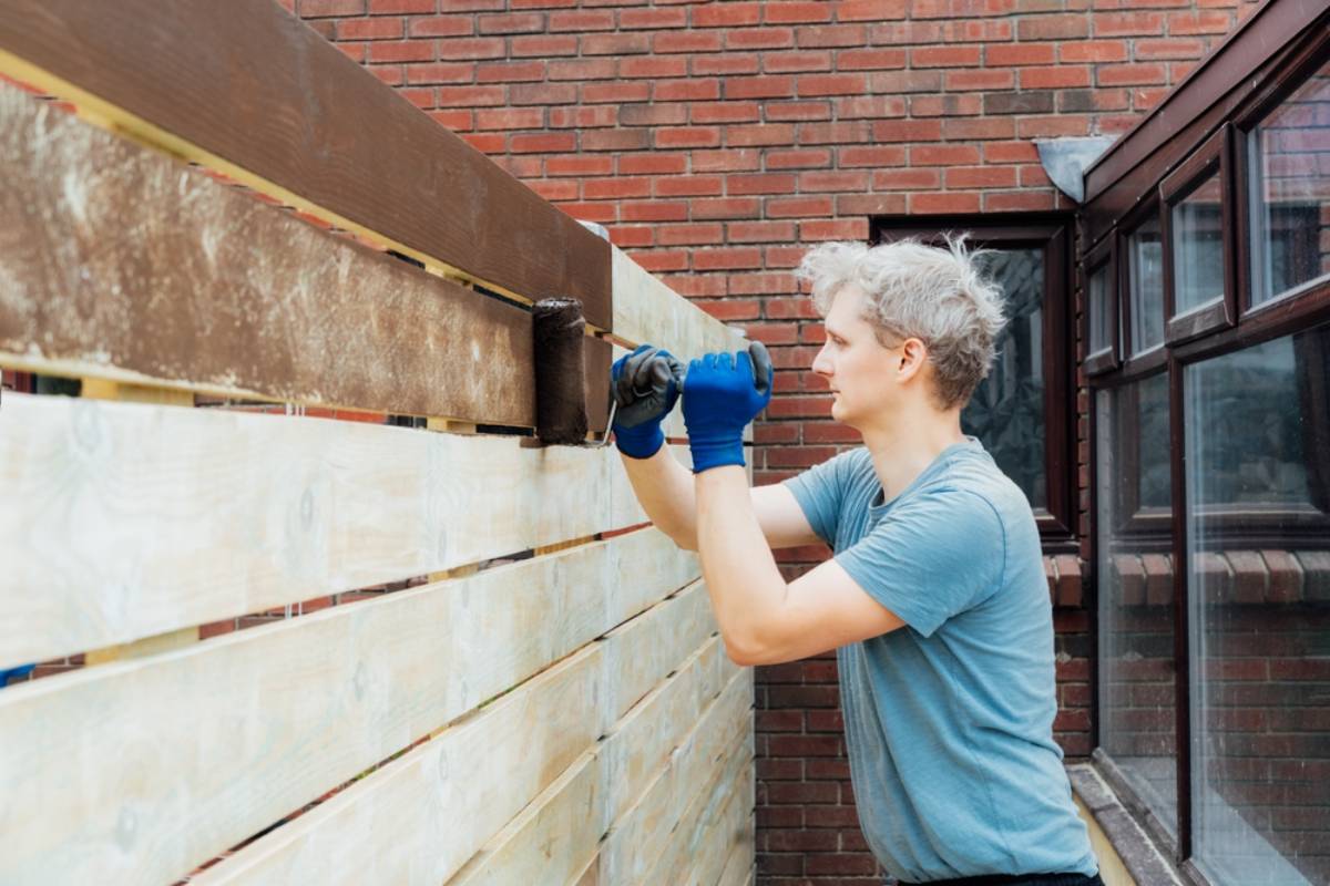 Homeowner Says He Replaced a Crumbling Garden Fence With Brand-New Two-Metre Panels, Then His Neighbours Demanded the Rotten Old Fence Back and Insisted on Supervising the Reinstallation