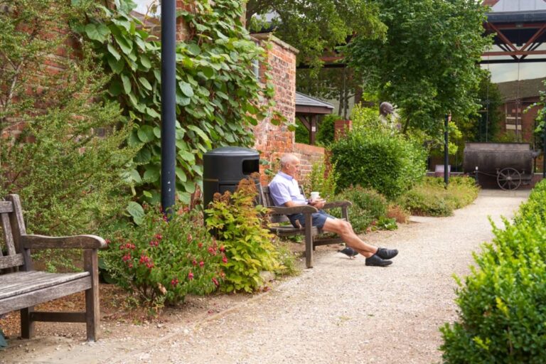 Homeowner Says Her Garden Bench Became the Neighborhood’s Favorite Hangout, Then She Tried to Reclaim It on the One Sunny Afternoon She Needed It
