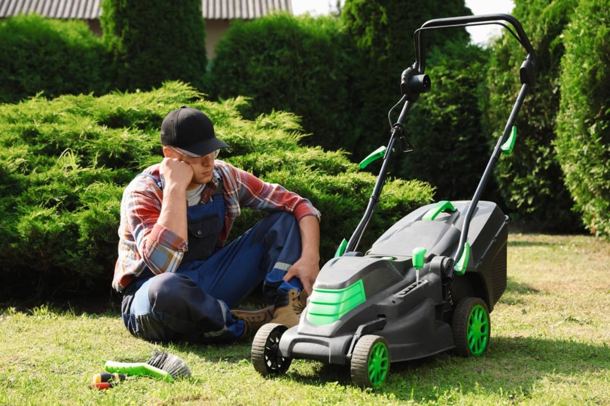 Homeowner Says His Ex-Wife Expected Him to Keep Mowing Her Family’s Empty Property for Free, Then One Awkward Lawn Dispute Started Raising Bigger Questions About His Daughter