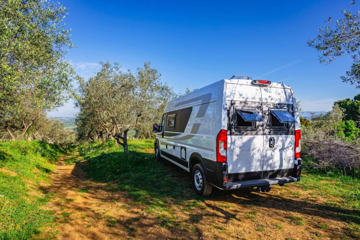 Homeowner Says His Neighbor’s RV Kept Rolling Across His Cracked Driveway for Years, Until He Realized the Concrete Was Stealing the Garden He and His Wife Had Always Wanted