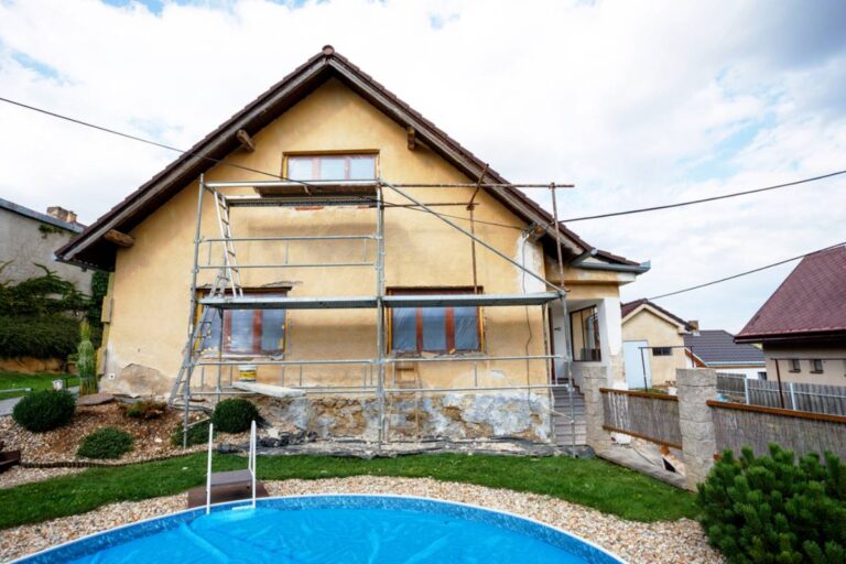 Homeowner Says Scaffolding Workers Entered His Locked Garden Without Permission to Reach a Neighbor’s Roof, Then Discovered the Neighbor’s Sealed-Off Gate Could Change Everything
