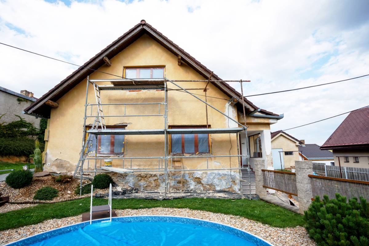 Homeowner Says Scaffolding Workers Entered His Locked Garden Without Permission to Reach a Neighbor’s Roof, Then Discovered the Neighbor’s Sealed-Off Gate Could Change Everything