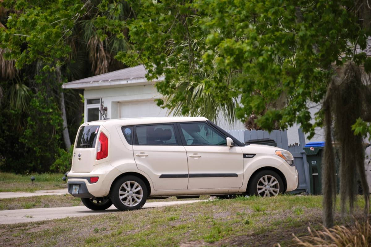 Homeowner Says a Neighbor Kept Driving His Car Across Their Lawn to Avoid Moving Parked Cars, Then an HOA Rule Turned a Simple Garden Border Into a Bigger Problem